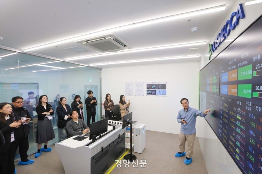 지난 14일 충북 음성군 코스메카코리아 공장 내 통합관제실에서 회사 관계자가 기자들에게 전광판에 뜬 생산 현황을 설명하고 있다. 오송바이오진흥재단 제공