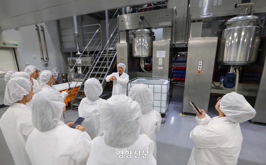 지난 14일 충북 청주시 오송읍 에이치피앤씨(HP&C) 공장에서 회사 관계자가 기자들에게  원료 배합 설비를 설명하고 있다. 오송바이오진흥재단 제공