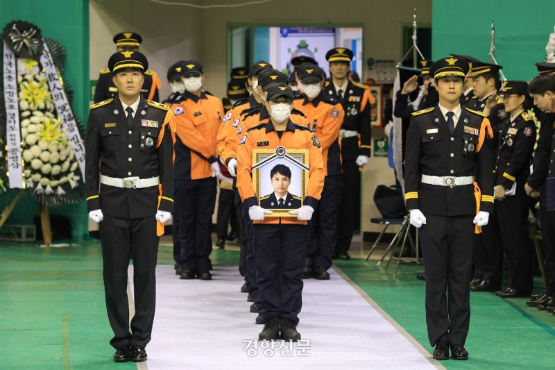 ‘재정 빨대’ 발언 뒤에 가려진 소방 국가직화···<b>소방관</b>들 “이제는...