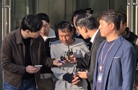 얼굴 드러낸 인천 <b>흉기 난동</b> <b>최충락</b>, 공소청에 구속 송치…“피해자들...