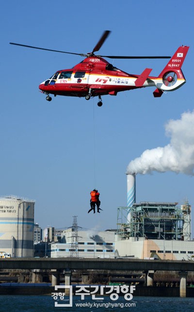 지난 2013년 2월 7일 서울 영등포구 영등포수난구조대 인근 한강에서 119특수구조단이 혹한기 한강 인명구조훈련을 하고 있다. | 김창길 기자