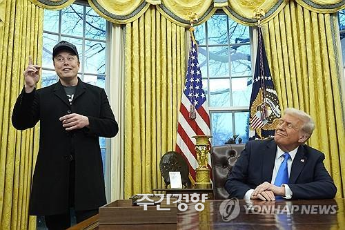 <b>머스크</b>와 공동 <b>인터뷰</b>한 <b>트럼프</b> “그도 이해충돌 원치 않을 것”