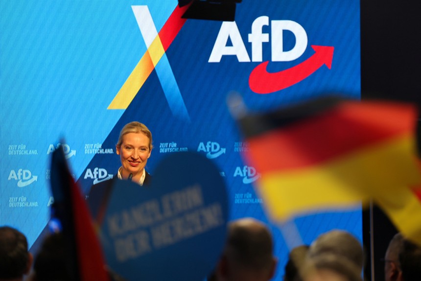 독일 극우 정당‘독일을 위한 대안(AfD’의 공동 대표인 알리스 바이델이 지난 2월 23일(현지시간)연방의회 총선 출구조사 결과가 나오자 환하게 웃고 있다.로이터연합뉴스