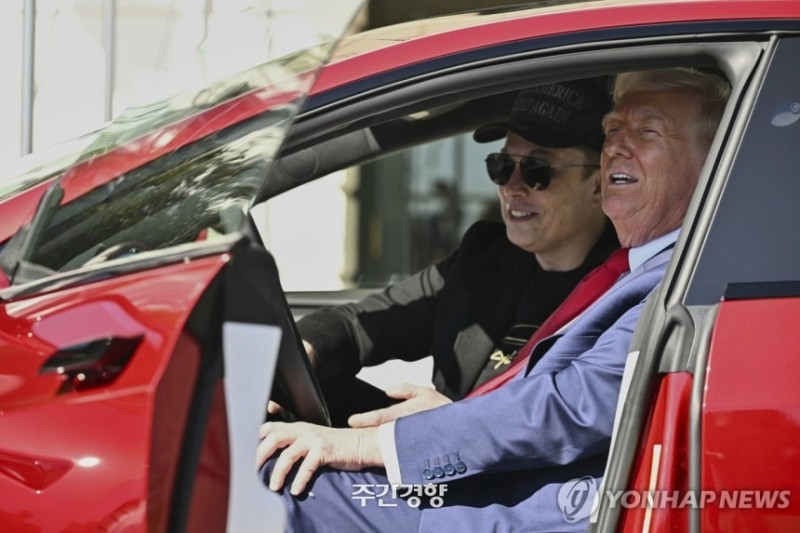 ‘<b>머스크</b> 구하기’ 나선 <b>트럼프</b>, <b>테슬라</b> 시승하며 <b>머스크</b> 치켜세워