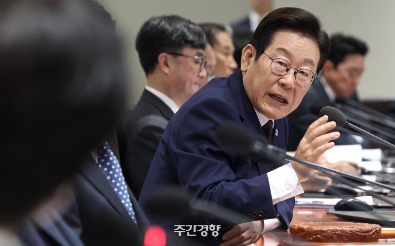 이 <b>대통령</b> “<b>부동산</b> 투기는 <b>폭탄</b> 돌리기, 언젠간 사고 나게 돼 있어”