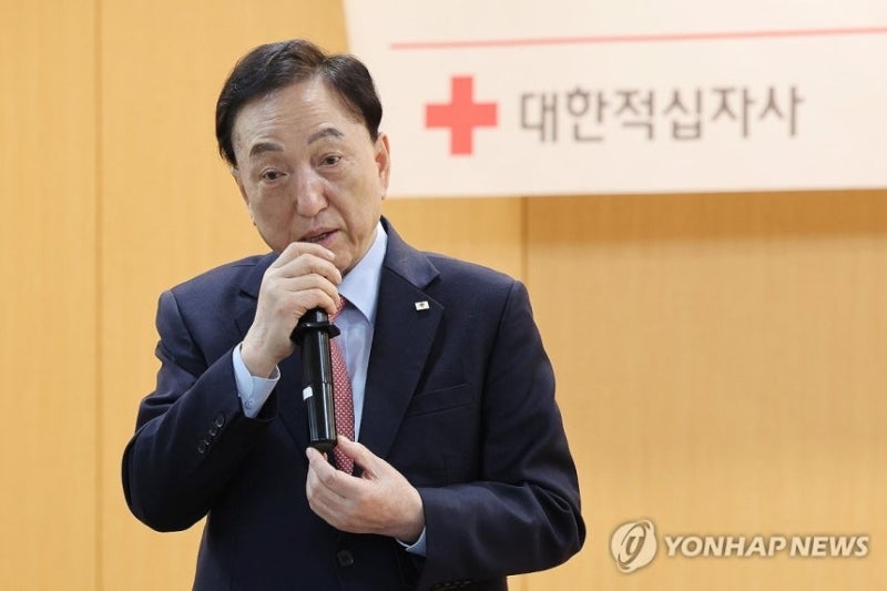 이 대통령, ‘<b>인종차별 발언 논란</b>’ 적십자회장 감찰 지시