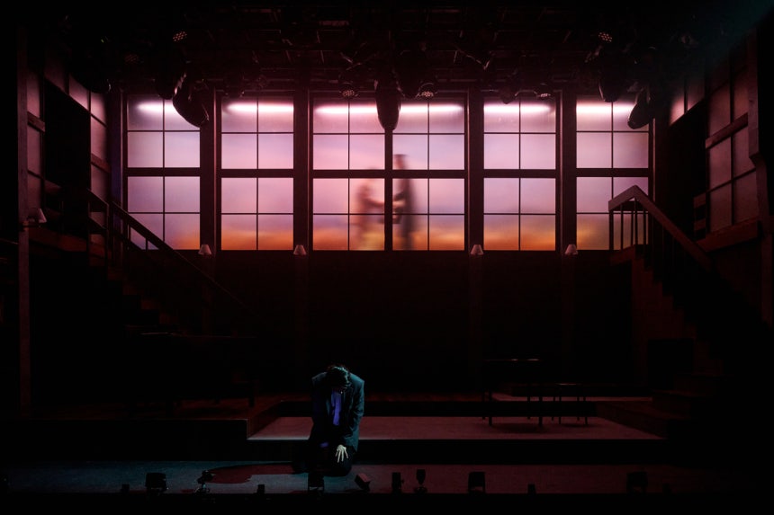 1960년대 답답한 상황을 드러내는 뮤지컬 <이름 없는 약속들로부터>의 무대디자인.아래층은 국가에 의해 학살된 민간인들의 유해가 여전히 호명되지 못하고 쌓여있는 광산이다.과수원 뮤지컬 컴퍼니 제공