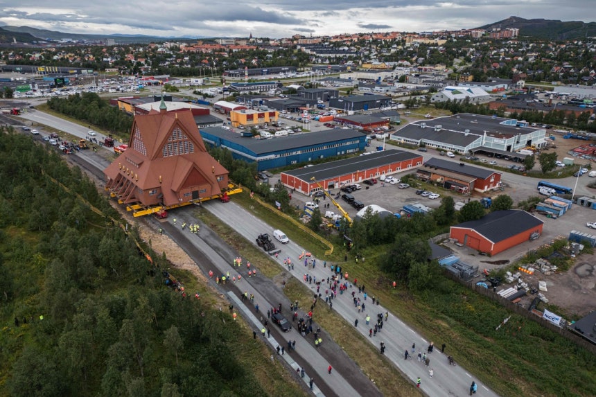 지난 8월 20일(현지시간) 스웨덴 키루나에 있는 교회 건물을 3㎞쯤 떨어진 새 마을 부지로 옮기고 있다.AFP연합뉴스