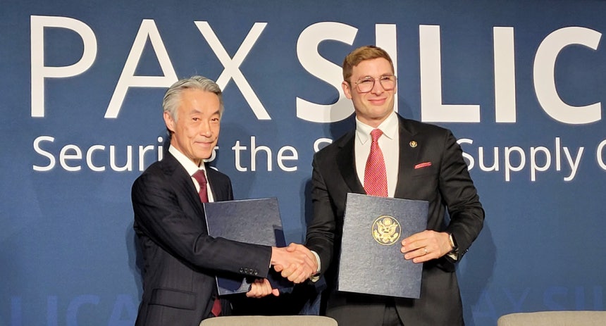 야마다 시게오 주미일본대사(왼쪽)와 제이콥 헬버그 미국 국무부 경제 담당 차관이 12월 11일(현지시간) 워싱턴 미국평화연구소에서 열린‘팍스 실리카’행사에서 서명식을 한 뒤 악수하고 있다.연합뉴스