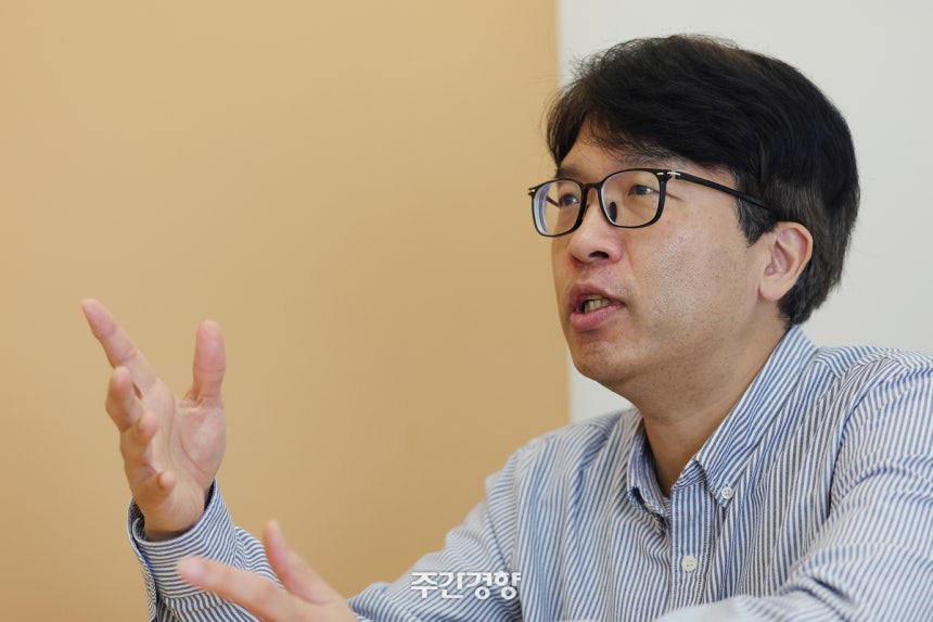 고정근 블루닷 대표가 지난 12월 18일 서울 종로구 공익연구소 블루닷 사무실에서 주간경향과 인터뷰하고 있다.정효진 기자