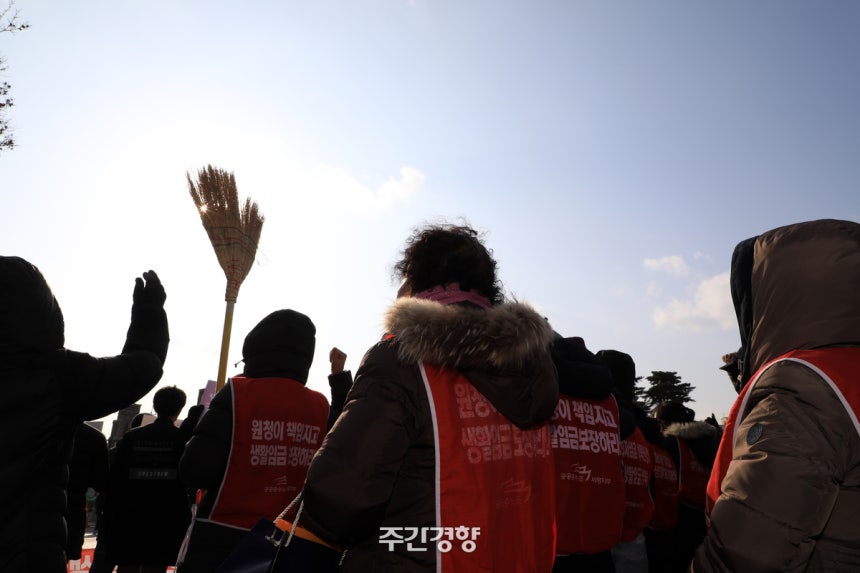 빗자루를 든 고려대 청소노동자들이 2018년 서울 안암동 고려대 중앙광장에서 집회를 열고 학교를 규탄하고 있다.정지윤 선임기자
