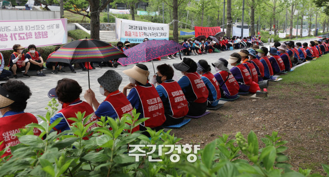 연세대 청소노동자들이 2022년 학내에서 시위를 하고 있다.한수빈 기자