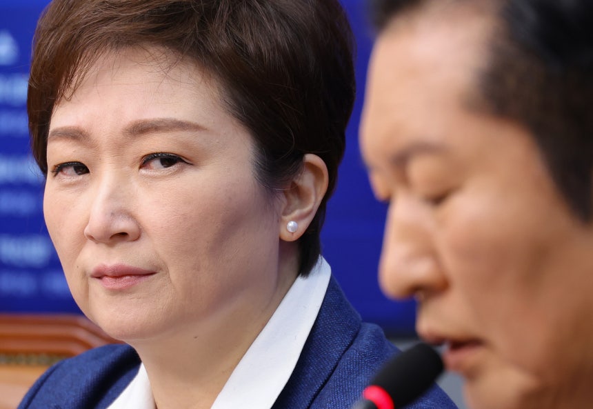 더불어민주당 이언주 최고위원이 2일 서울 여의도 국회에서 열린 최고위원회의에서 정청래 대표(오른쪽)의 발언을 듣고 있다. 연합뉴스