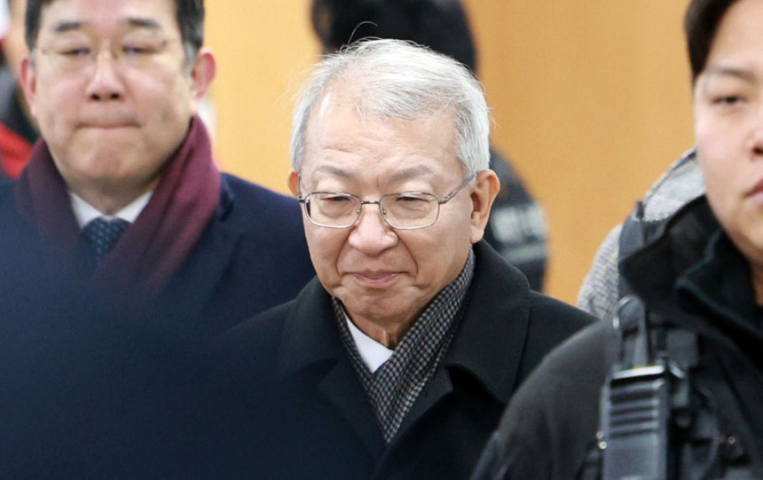 양승태 전 대법원장이 지난 1월 30일 사법농단 사건 2심 선고공판이 열린 서울 서초구 서울고등법원 법정으로 들어가고 있다. 연합뉴스