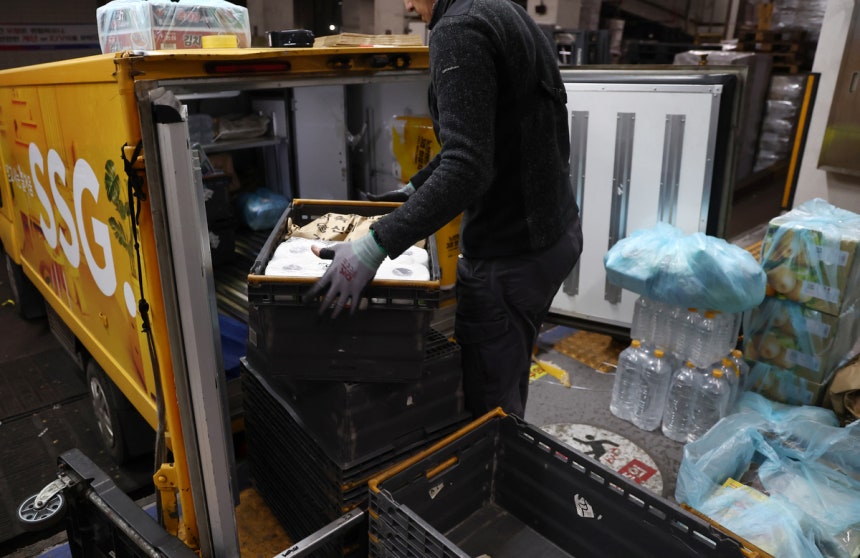 지난 2월 9일 서울의 한 이마트에서 직원이 주문 상품을 배송 차량에 싣고 있다. 연합뉴스