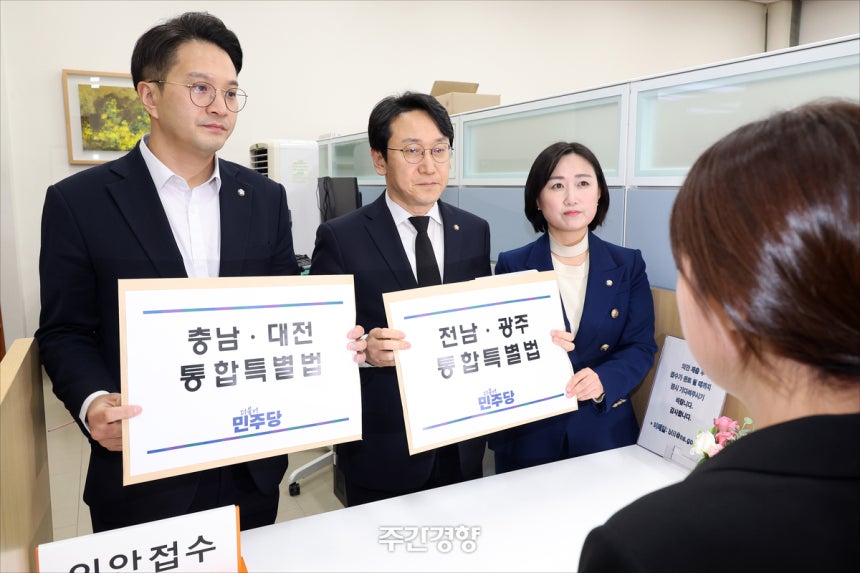 전용기 더불어민주당 원내소통수석부대표(왼쪽). 박민규 선임기자