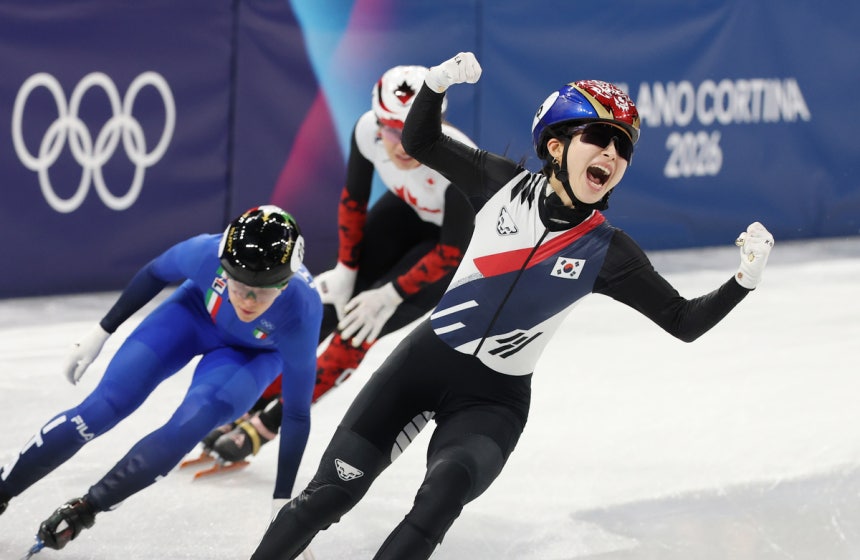 18일(현지시간) 이탈리아 밀라노 아이스스케이팅 아레나에서 열린 2026 밀라노-코르티나담페초 동계올림픽 쇼트트랙 여자 3000m 계주 결승에서 한국 마지막 주자 김길리가 1위로 피니시라인을 통과하며 환호하고 있다.