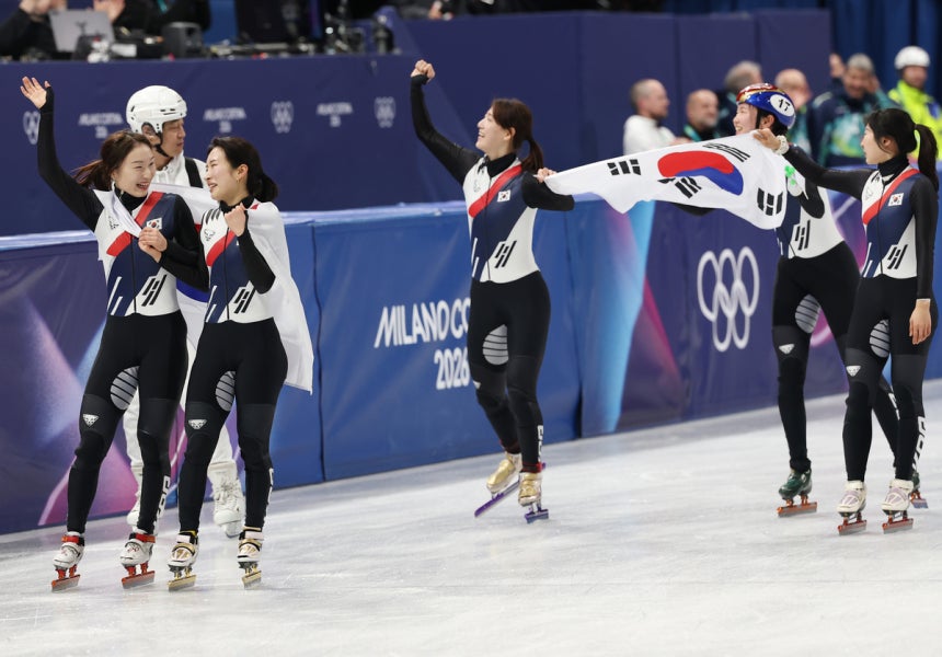 18일(현지시간) 이탈리아 밀라노 아이스스케이팅 아레나에서 열린 2026 밀라노-코르티나담페초 동계올림픽 쇼트트랙 여자 3000m 계주 결승에서 금메달을 따낸 한국 최민정과 김길리 등 선수들이 세리머니를 하고 있다.