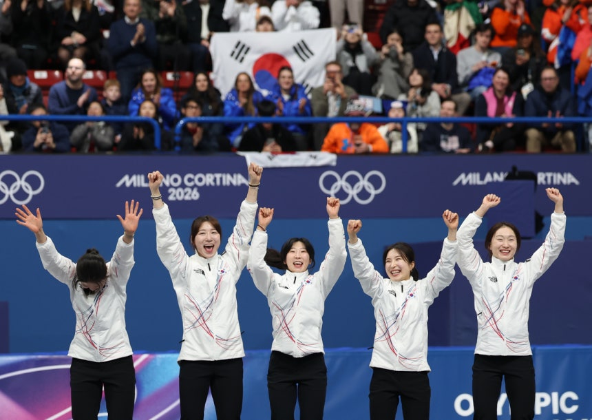 18일(현지시간) 이탈리아 밀라노 아이스스케이팅 아레나에서 열린 2026 밀라노-코르티나담페초 동계올림픽 쇼트트랙 여자 3000m 계주 결승에서 금메달을 따낸 한국 선수들이 시상대에 오르고 있다. 오른쪽부터 최민정,