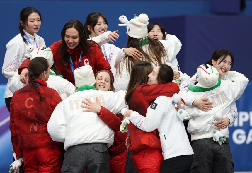 18일(현지시간) 이탈리아 밀라노 아이스스케이팅 아레나에서 열린 2026 밀라노-코르티나담페초 동계올림픽 쇼트트랙 여자 3000m 계주 결승에서 금메달을 따낸 한국 선수들이 메달을 목에 걸고 메달리스트들과 서로 축하
