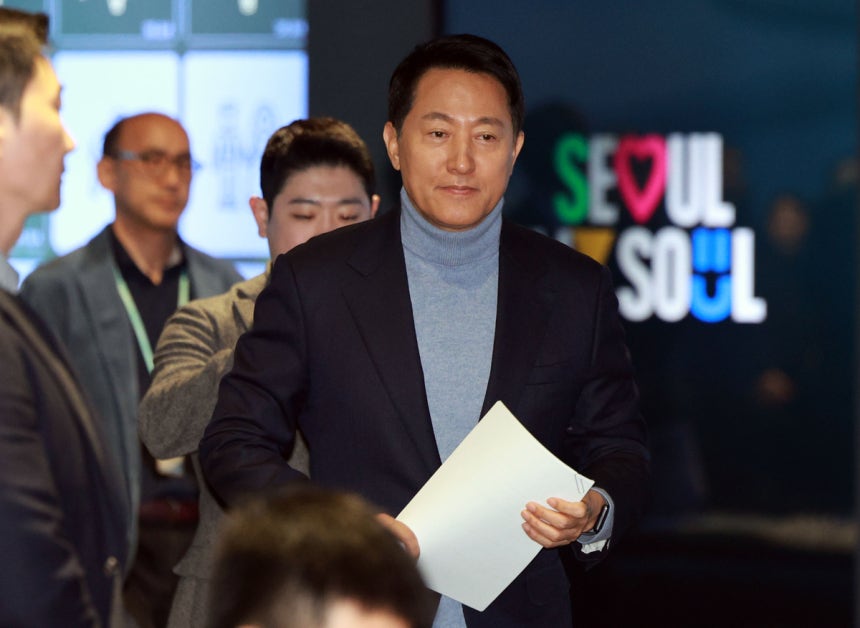 오세훈 서울시장이 19일 서울시청 서울갤러리에서 강남북 균형발전을 위한 서울대개조 프로젝트 ‘다시, 강북전성시대 2.0’을 발표하기 위해 입장하고 있다. 연합뉴스