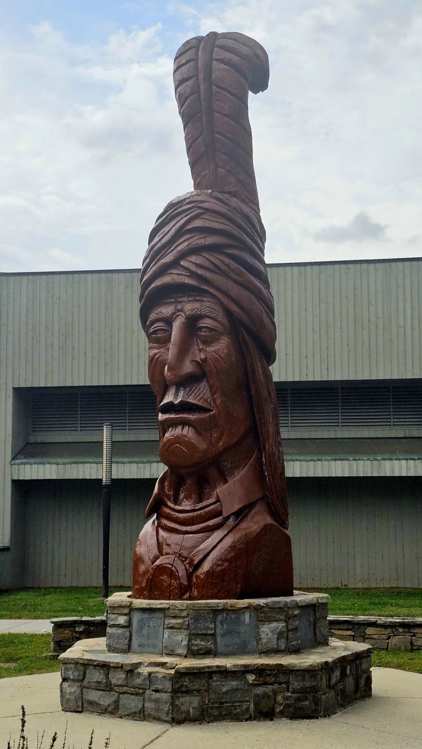 로마자 알파벳을 이용해 체로키 문자를 만든 세쿼이아 추장의 조각상. 손호철 제공