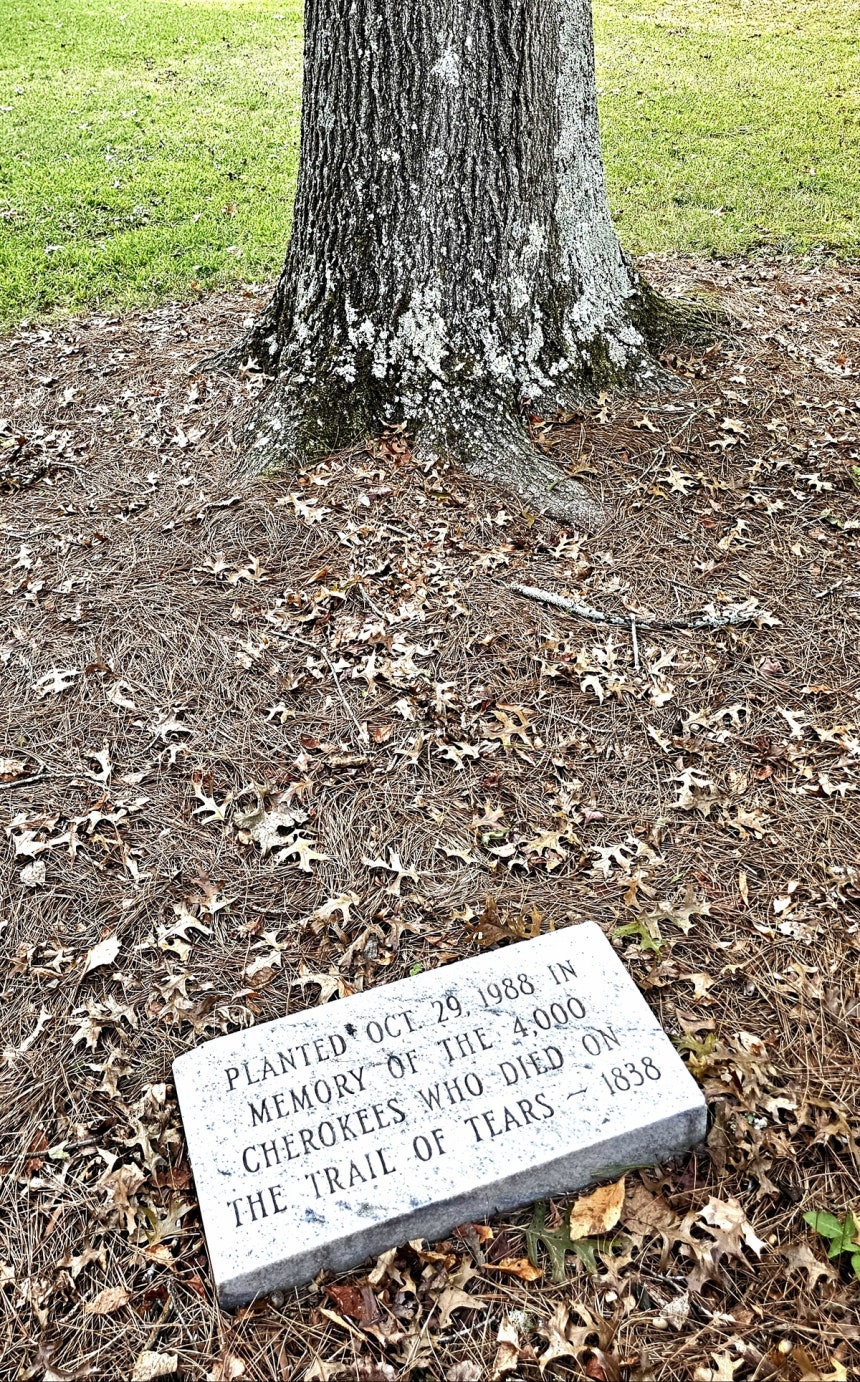 체로키 강제 이주 150주년을 맞아 이주 과정에서 희생된 4000명을 기리기 위해 1988년 설치한 기념석. 손호철 제공