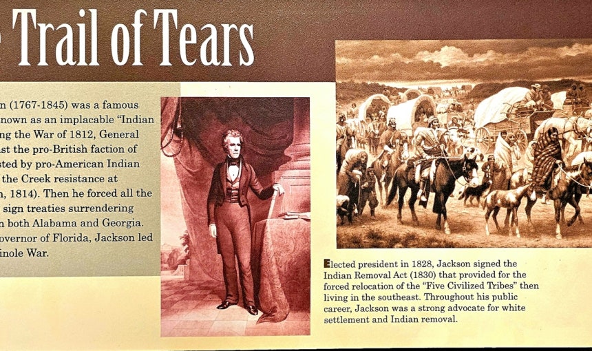 인디언 제거법을 주도한 앤드루 잭슨 대통령과 이 법에 의해 강제 이주를 당하는 원주민 사진이 뉴에초타 전시관에 전시돼 있다. 손호철 제공