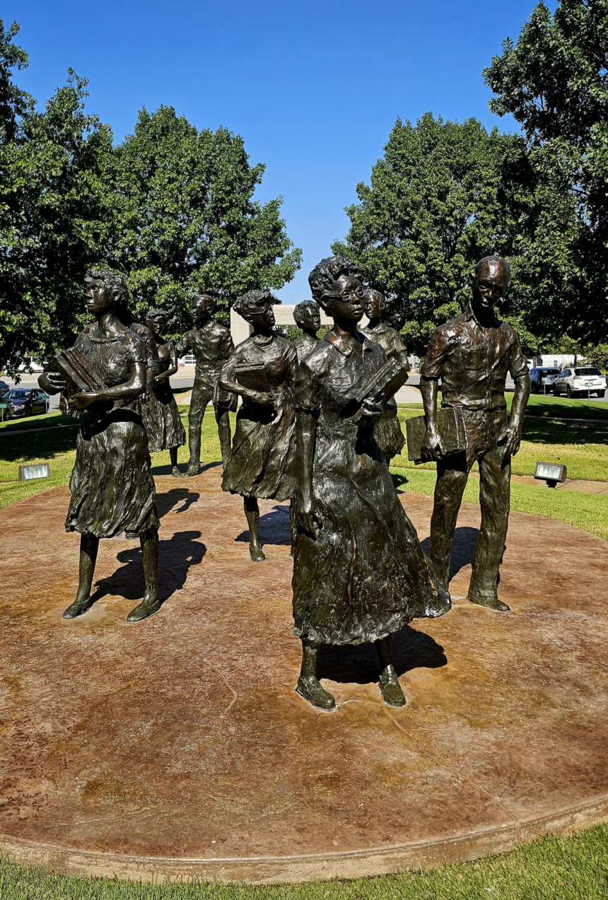 리틀록에 있는 아칸소 주청사 앞에는 인종 분리 정책에 저항해 이를 폐지시킨 9명의 아프리카계 소년·소녀 동상이 세워져 있다. 손호철 제공