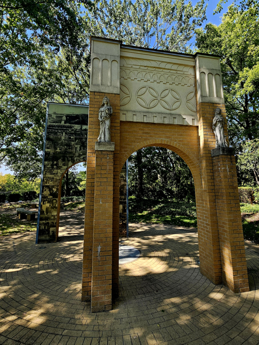 역사적인 아칸소 센트럴고등학교는 이전하고 옛 교문만 역사유물로 보전돼 있다. 손호철 제공