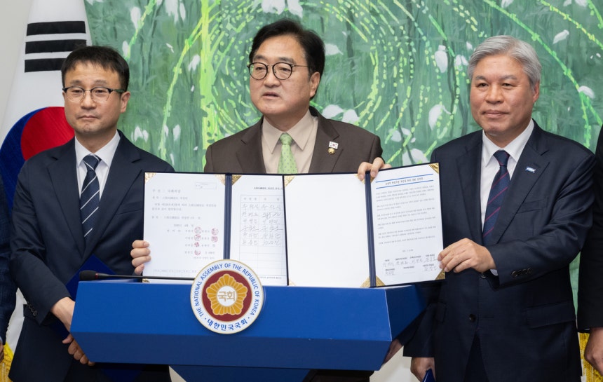 우원식 국회의장(가운데)이 지난 3월 31일 국회에서 열린 초당적 개헌추진을 위한 여러 정당 원내대표 기자회견에서 대한민국헌법 개정안 발의 서명문과 초당적 헌법개정 추진을 위한 국회 선언문을 들고 있다. 박민규 선임
