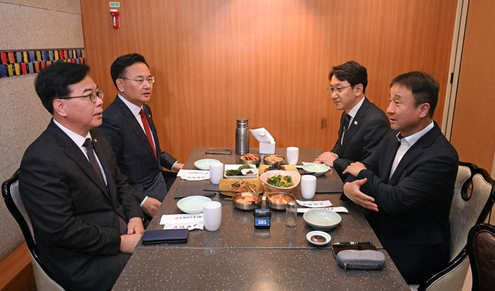 더불어민주당 한병도 원내대표와 국민의힘 송언석 원내대표가 20일 서울 여의도의 한 식당에서 오찬 회동을 하고 있다. 국회사진기자단