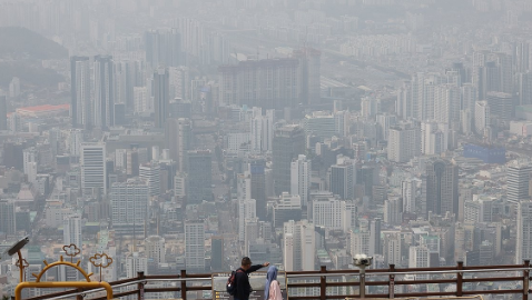 부산 황령산 전망대(서면방면)에서 바라본 도심이 뿌옇게 보인다.  연합뉴스