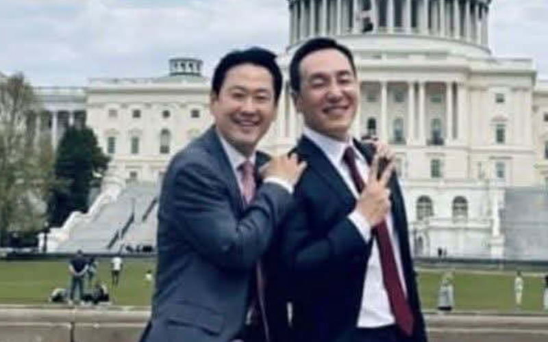 장동혁 국민의힘 대표와 김민수 최고위원이 미 국회의사당 앞에서 웃으며 포즈를 취하고 있다. 김종혁 전 국민의힘 최고위원 페이스북