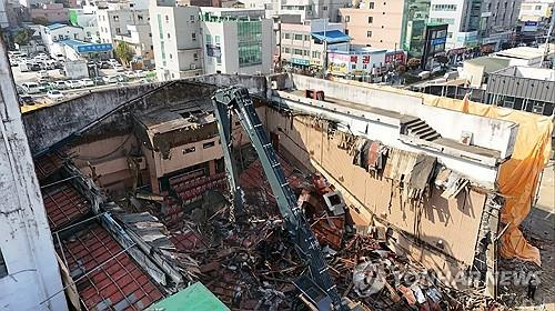 대형 크레인에 의해 지붕이 철거된 원주 아카데미극장. 아친연대 제공