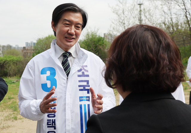 조국 조국혁신당 대표가 20일 경기도 평택시 고덕면 KTX 경기남부역사 예정 부지 앞에서 열린 현장 최고위원회의에 앞서 시민과 대화하고 있다. 연합뉴스