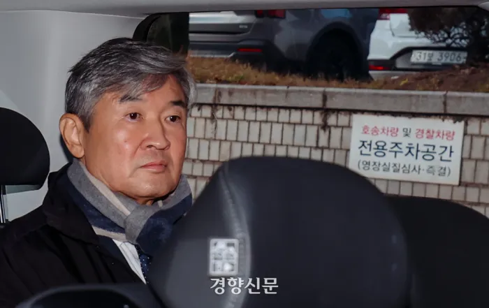 조태용 전 국가정보원장이 지난해 11월11일 서울 서초구 서울중앙지법에서 구속 전 피의자 심문을 마치고 청사를 빠져나가고 있다.이준헌 기자