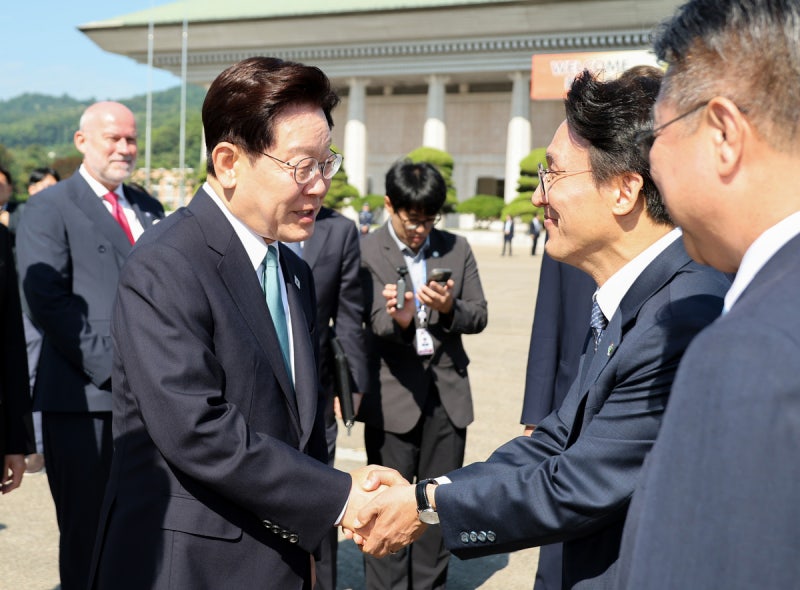 이 대통령 출국 인사 ‘제외’된 정청래 대표