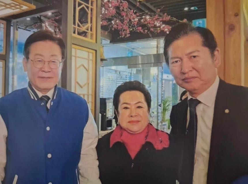 지난 2024년 3월 18일 마포의 한 식당에서 찍힌 이재명 당시 더불어민주당 대표, 이희자, 한국근우회, 정청래 의원 사진. 최근 편집 논란이 벌어진 이재명, 이희자 2인만 등장하는 사진의 원본으로 추정되고 있다.