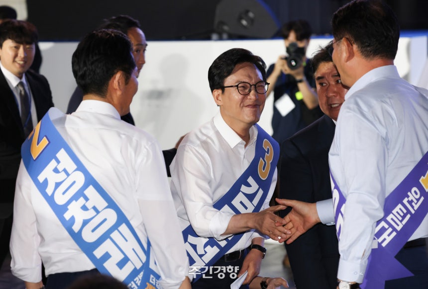 김민석 더불어민주당 대표 후보가 16일 경기 고양시 킨텍스에서 열린 민주당 대표·최고위원 후보자 서울 합동연설회에서 정견 발표를 마친 뒤 정청래, 송영길 후보와 인사하고 있다. 권도현 기자