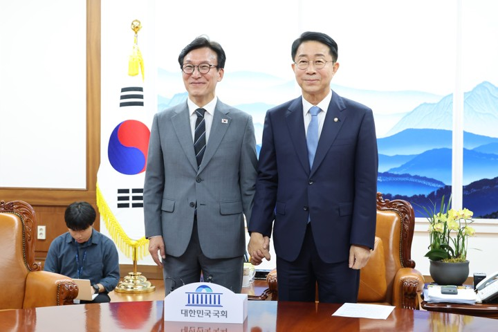 조정식 국회의장과 더불어민주당 김민석 대표가 20일 국회의장실에서 만나 환담하기에 앞서 기념 촬영을 하고 있다. 공동취재