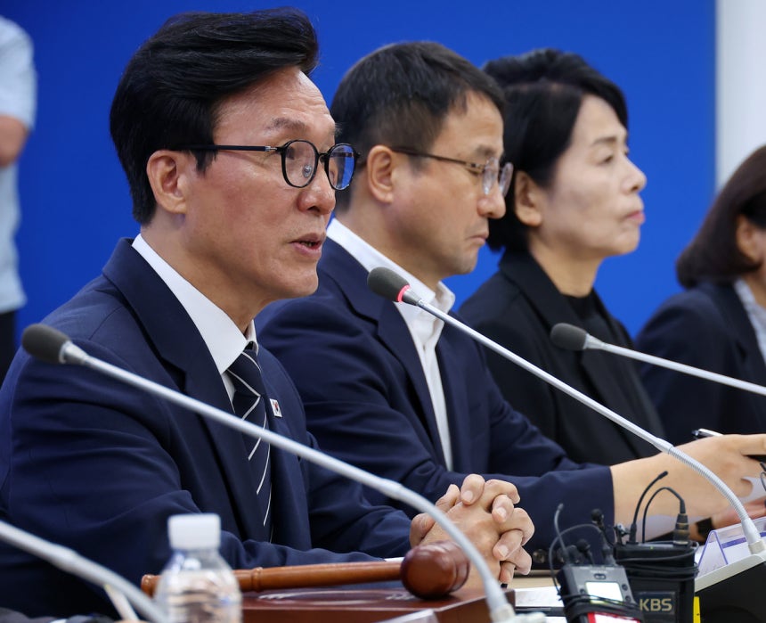 더불어민주당 김민석 대표가 19일 부산 동구 더불어민주당 부산시당에서 열린 부산 최고위원회에서 발언하고 있다.  연합뉴스