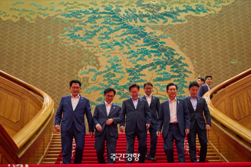 이재명 대통령이 8월 19일 청와대에서 더불어민주당 김민석 신임 대표와 후보에 도전했던 정청래·송영길 의원과의 만찬 간담회를 하기 위해 입장하고 있다. 청와대 사진 기자단