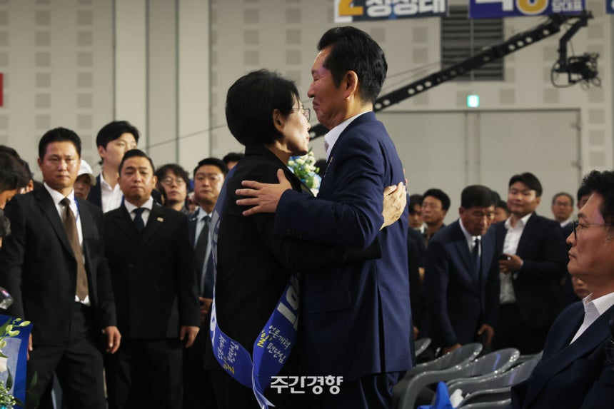 정청래 더불어민주당 대표 후보자가 8월 17일 대전시 유성구 대전컨벤션센터(DCC) 제2전시장에서 열린 ‘더불어민주당, 제3차 정기전국당원대회’에서 낙선한 뒤 최민희 최고위원의 위로를 받고 있다. 공동취재사진