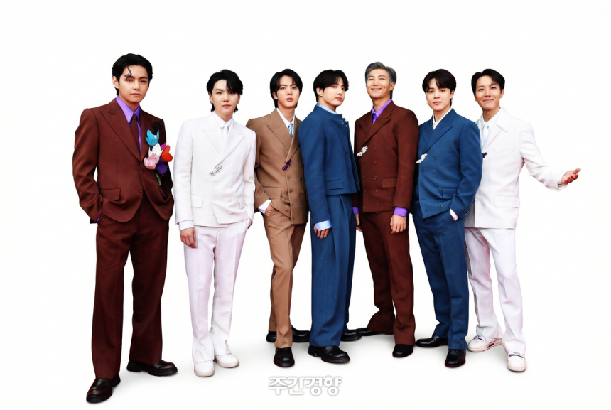 그래미 시상식장에 도착해 포즈를 취하고 있는 방탄소년단. 방탄소년단은 2021년부터 3년 연속 그래미 팝 부문 후보에 올랐지만 수상하지는 못했다. 경향신문 자료사진