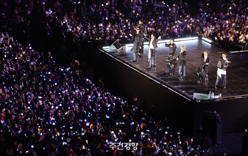 방탄소년단(BTS)이 지난 3월 21일 서울 광화문광장에서 새 앨범 <아리랑> 발매 기념 공연인 ‘BTS 컴백 라이브: 아리랑’ 무대를 펼치고 있다. 사진공동취재단