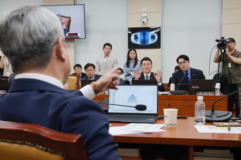 한준호·<b>김장겸</b> ‘KBS 항의전화’ 진실게임…누구 말이 맞나