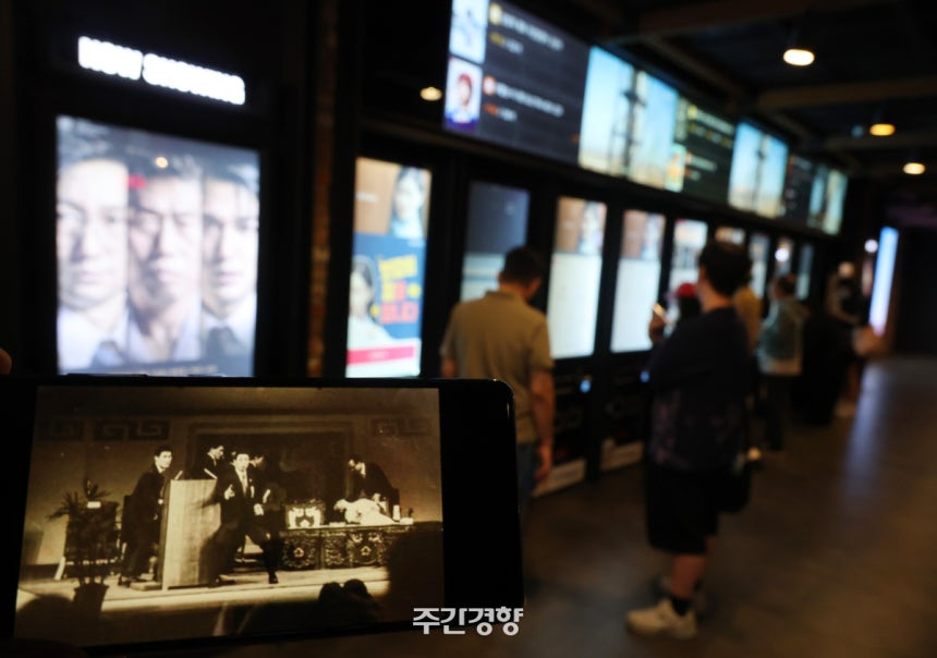 지난 8일 서울의 한 영화관 티켓박스 앞에서 관객들이 영화를 예매하고 있다.김정근기자