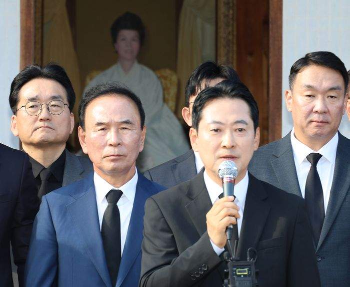 국민의힘 지도부가 5일 박정희 전 대통령의 배우자인 고 육영수 여사의 충북 옥천 생가를 방문해 영화 ‘암살자(들)’ 규탄 기자회견을 하고 있다. 박덕흠 국회부의장(왼쪽부터), 장동혁 대표, 정희용 사무총장. 연합뉴스