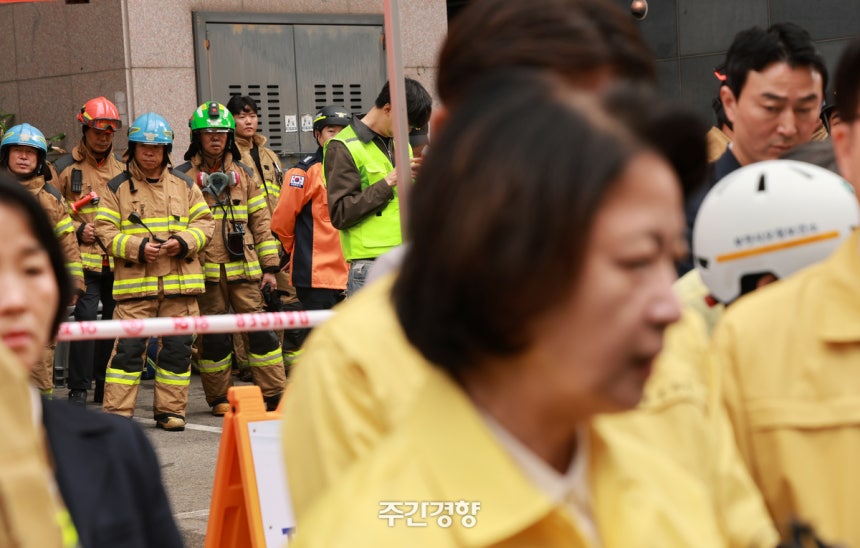 ‘소방 재정 빨대’ 발언으로 논란을 빚은 추미애 경기도지사가 16일 경기 부천시 오정구의 도장공장 화재 현장을 찾아 취재진의 질문에 답하는 동안 소방관들이 이를 지켜보고 있다. 정지윤 선임기자